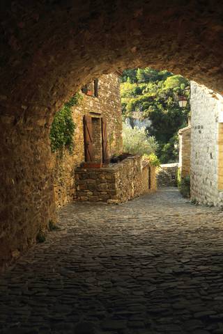 Porche et ruelle à Minerve © G.Souche