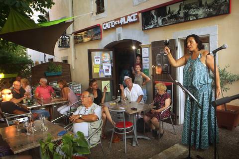 Laissez-vous conter au Café de la Place à La Caunette ©G.Souche