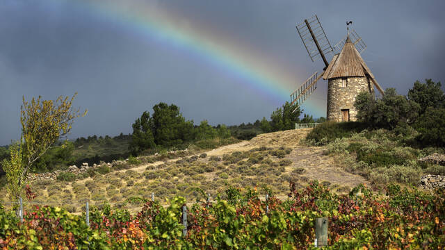 Moulin de Félines-Minervois sous un arc-en-ciel ©G.Souche