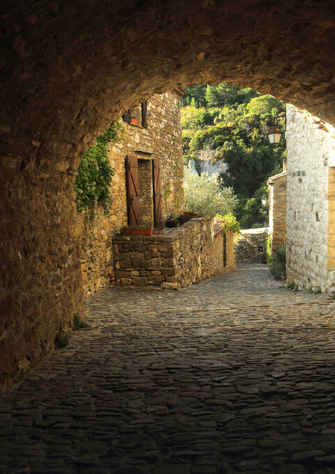 Porche et ruelle à Minerve © G.Souche