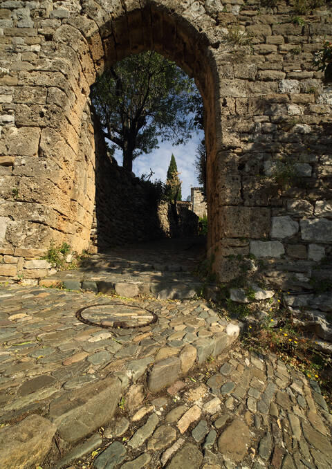 les rues et portes historiques de Minerve © Georges SOUCHE