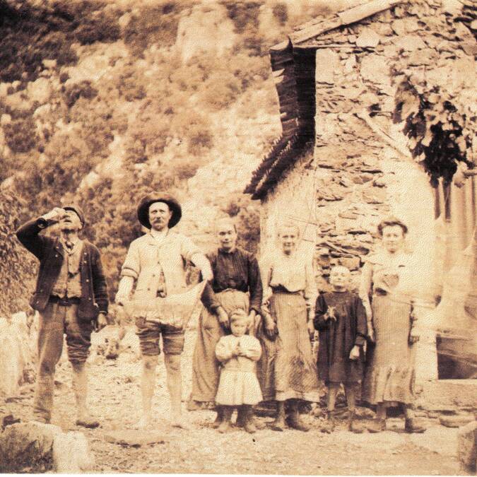 La famille Galy devant le moulin de Monsieur (Cesseras)